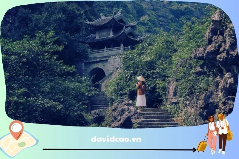 Leo núi và khám phá các bức tường thành cổ